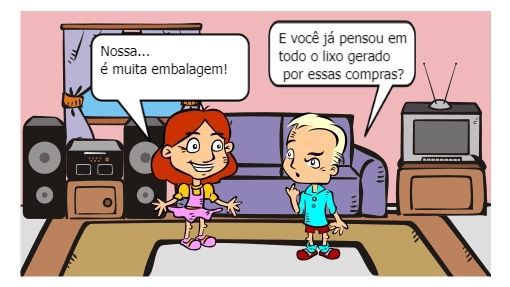Há caixas, sacolas plásticas, papelão e embalagens espalhadas pela sala.